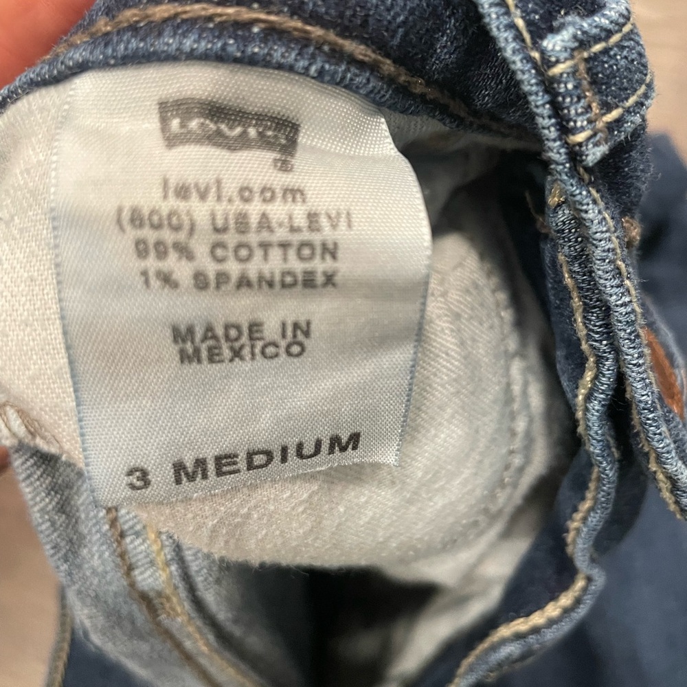 Classic Blue Women's Levi Jeans - Picture 5 of 5